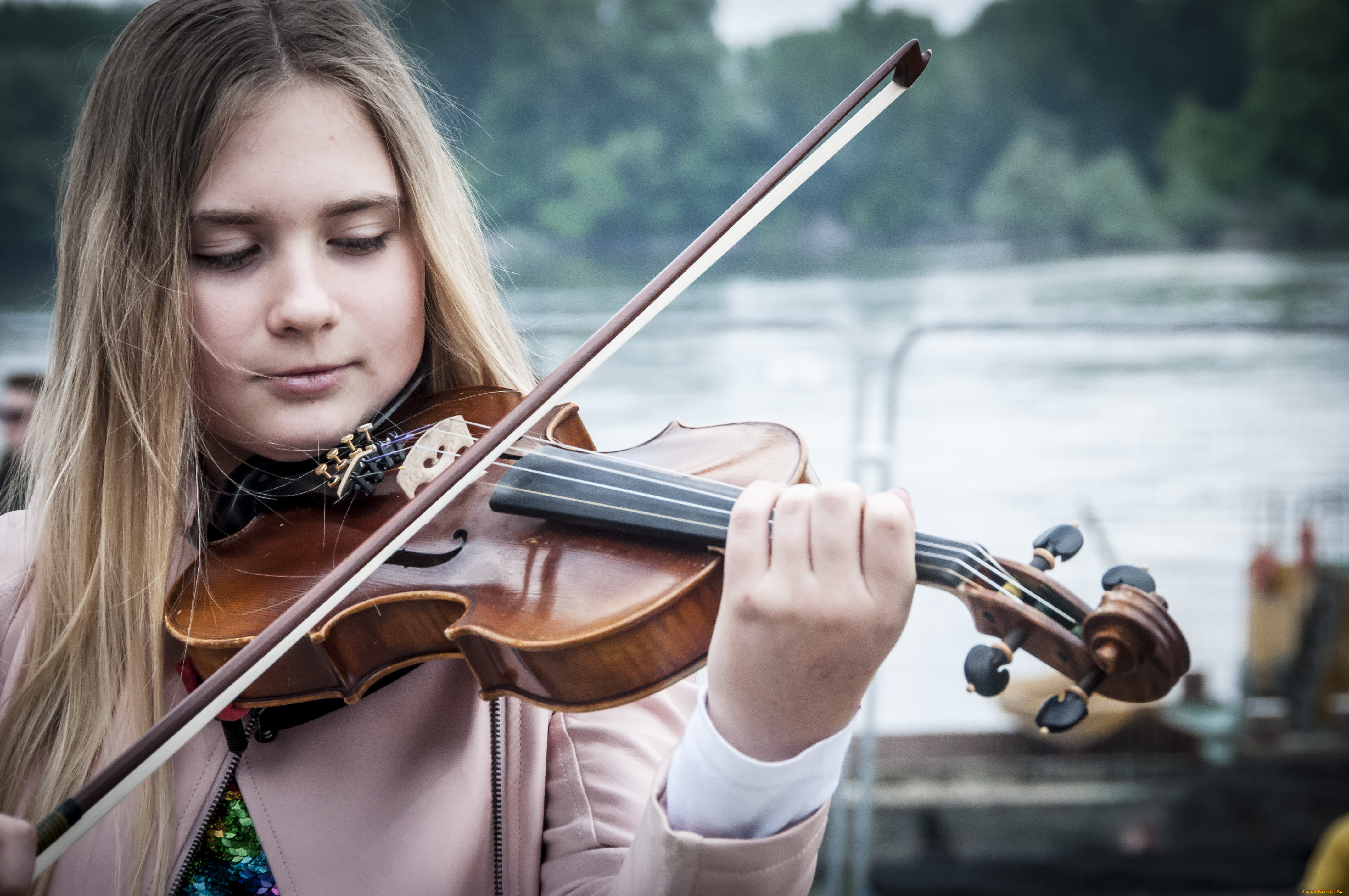 Реклама скрипки. Играющий на скрипке. Девушки со скрипкой. Девочка со скрипкой. Музыкант со скрипкой.